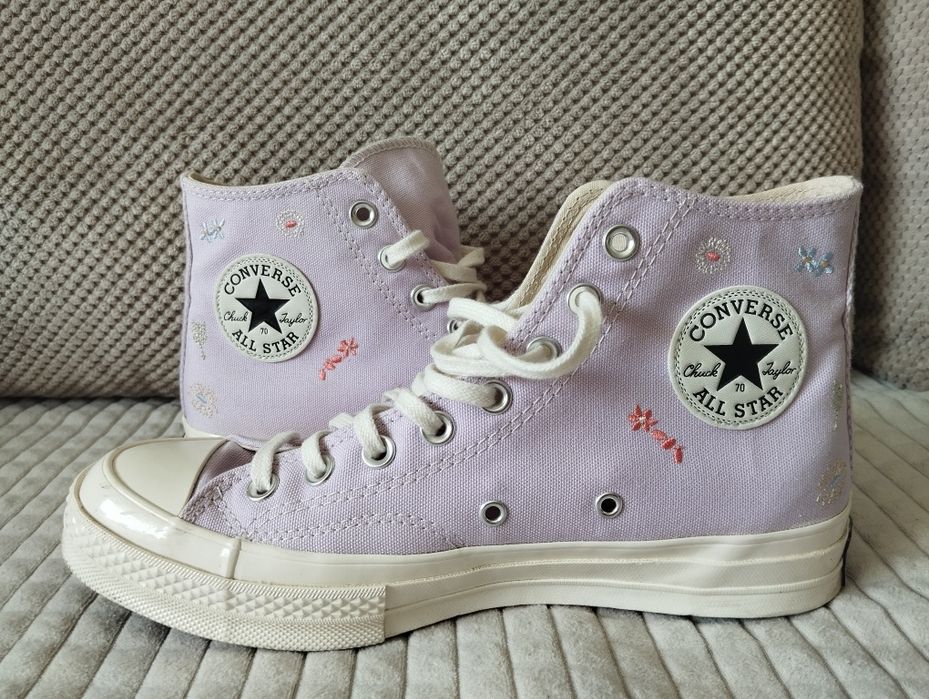 Converse liliowe