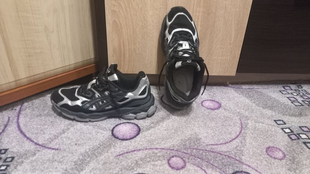 Кросівки ASICS GEL NYC 42 розміру(26-26,5см)