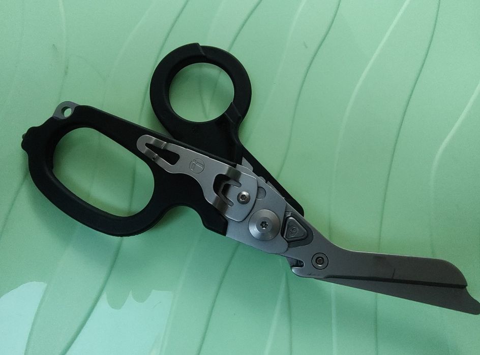 Leatherman Raptor Rescue