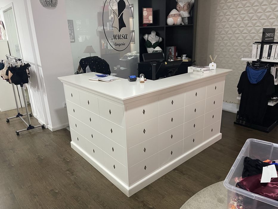 Balcao de loja preparado para caixa