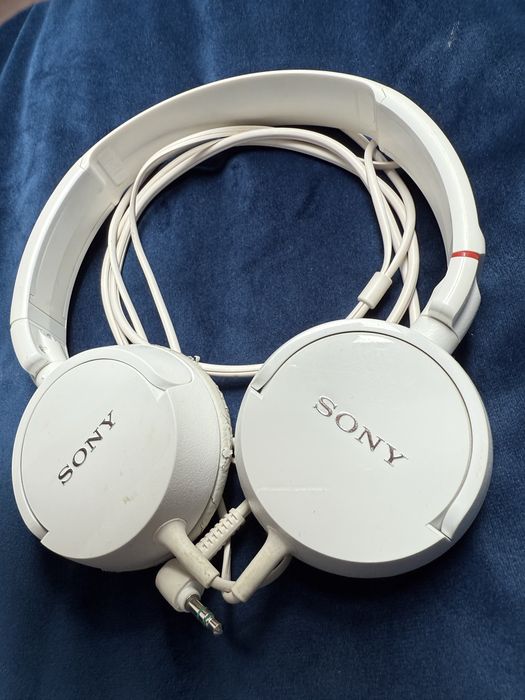 Białe słuchawki Sony, oldschoolowe słuchawki basowe Sony