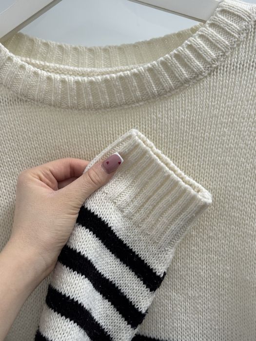 Sweter w paski damski kremowy