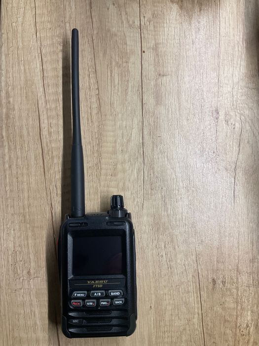 Yaesu FT5D + stacja ładowania
