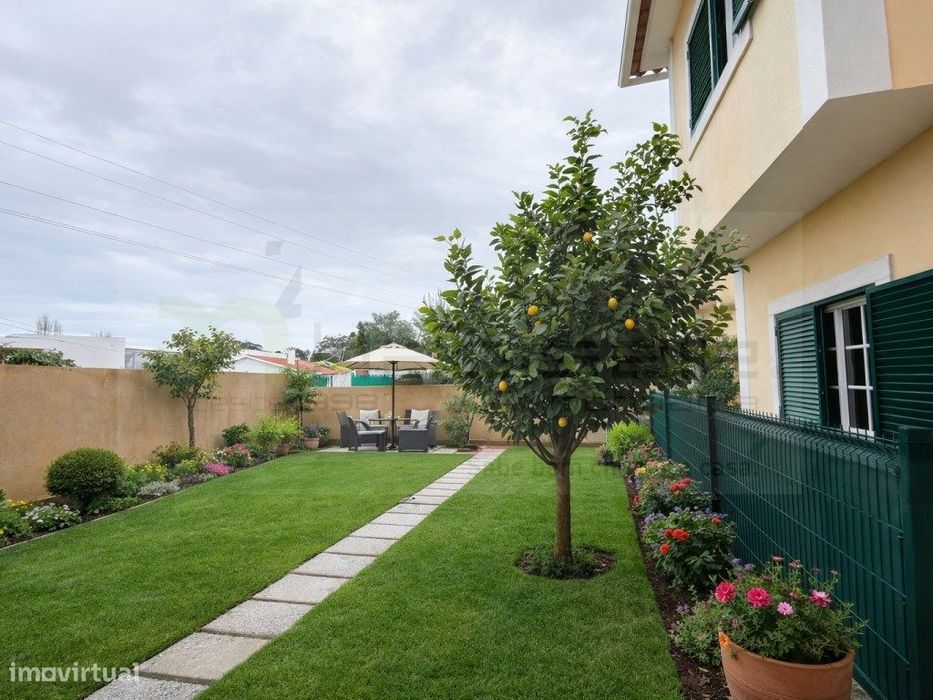 Moradia Isolada T5 com Garagem e Bom Espaço Exterior em Manique