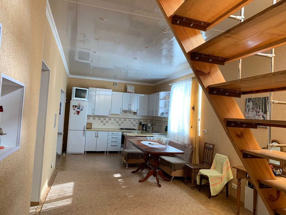 Продам хороший дом для большой дружной семьи  метро Киевская