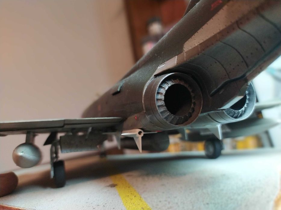 Aeronave em escala 1:48 - F-4 Phantom - RAF + base em madeira