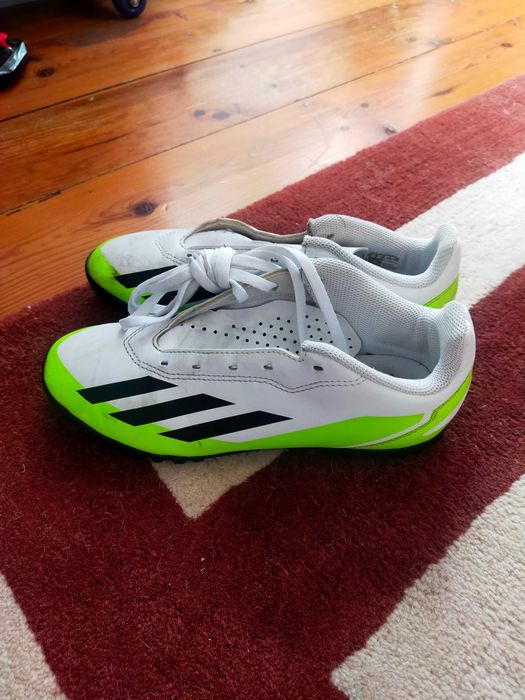 Chuteiras Adidas, piso sintético, 38.5