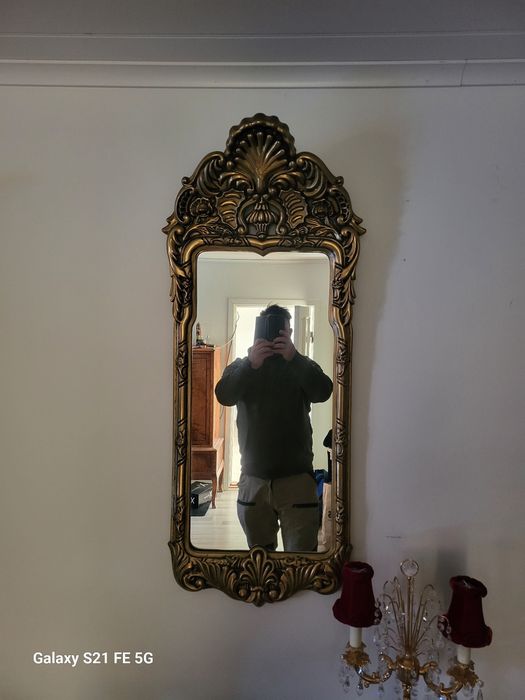 Lustro w złotej ramie