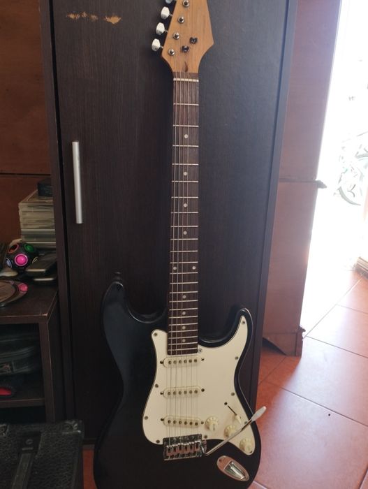 Guitarra Eléctrica c/ Amplificador – Excelente Estado!