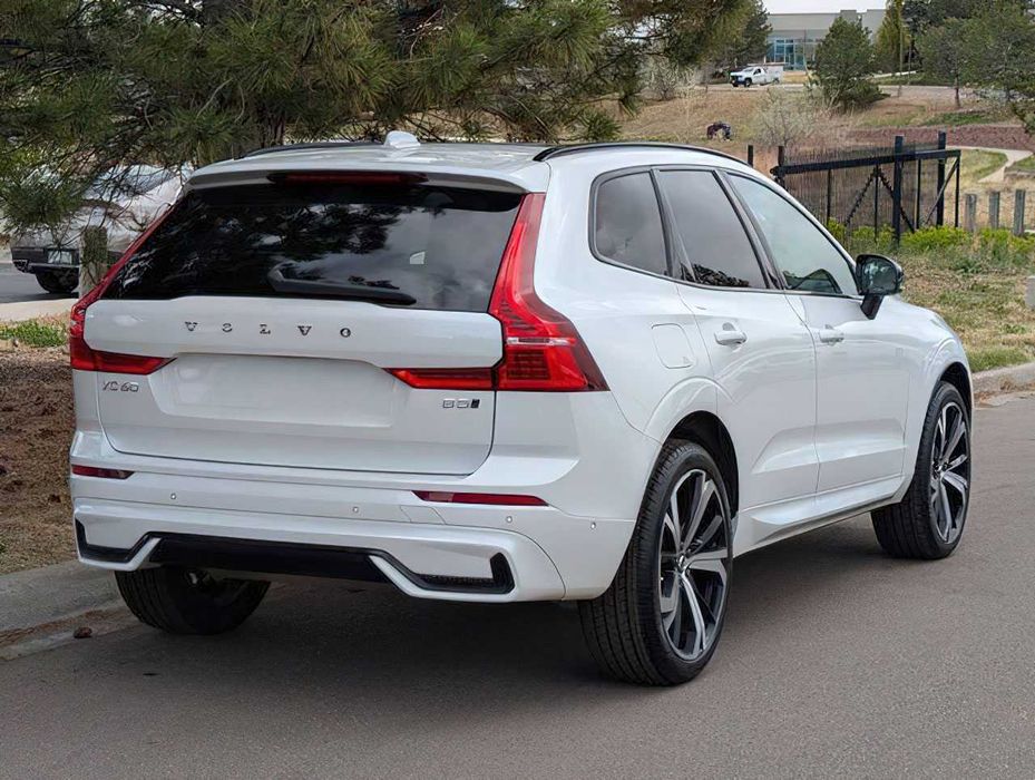 Volvo XC60 B5 Ultimate Dark Theme      2023