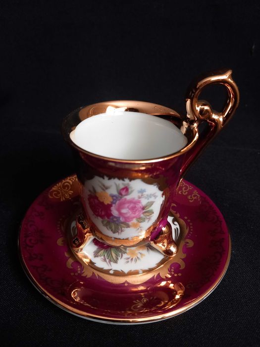 Chávena de café com asa dourada