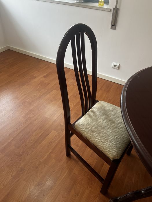 Mesa de madeira redonda + 3 cadeiras