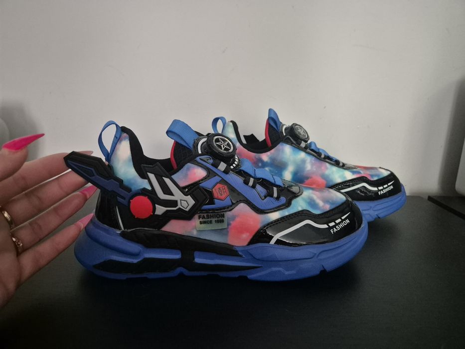 Bardzo lekkie sportowe buty chłopięce Fashion wiązanie Boa #rozm.37#wkładka 24cm