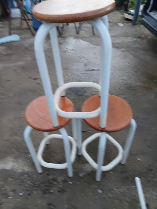 Bancos em ferro com tampo em madeira maciça precoindividual