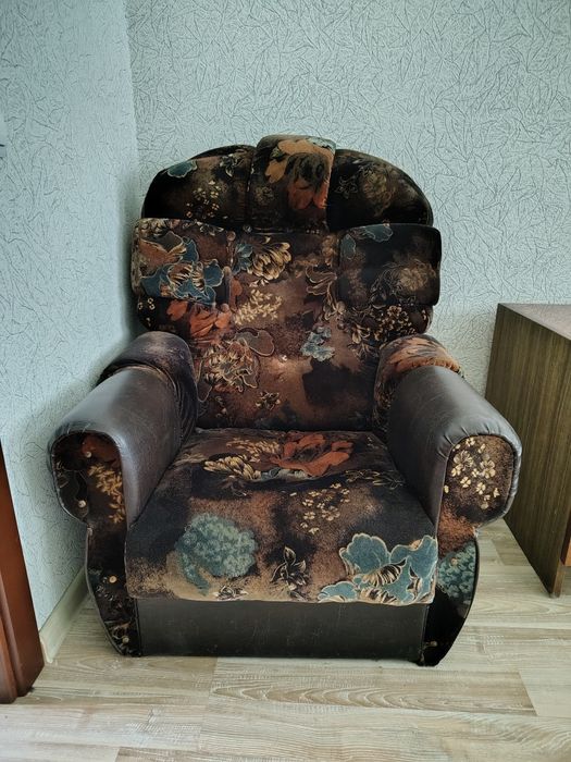 Продам диван та два крісла