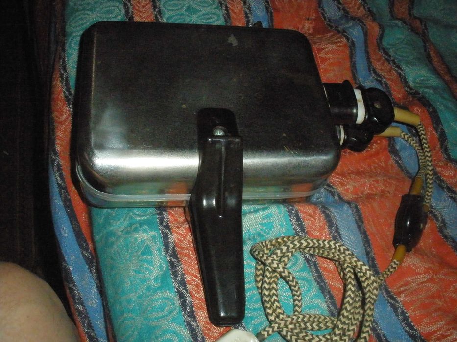 Электровафельница Ласунка ЭВ 1,0/220 в. в отличном состоянии,СССР.