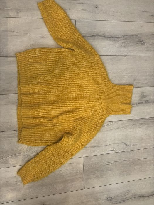 Żółty sweter golf