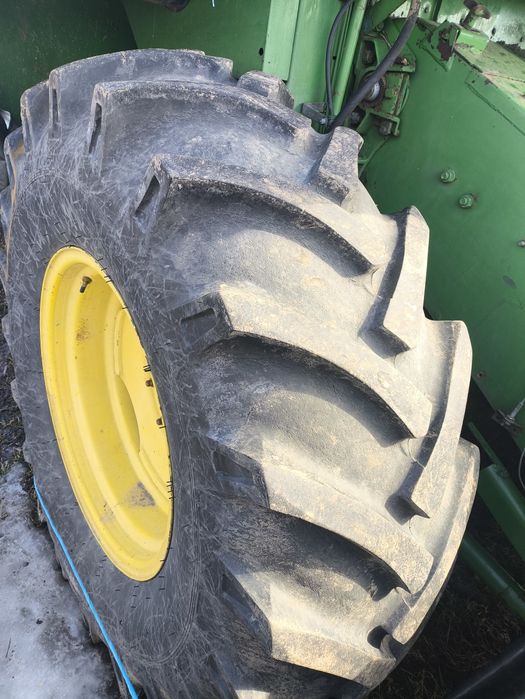 Комбайн John Deere 1052