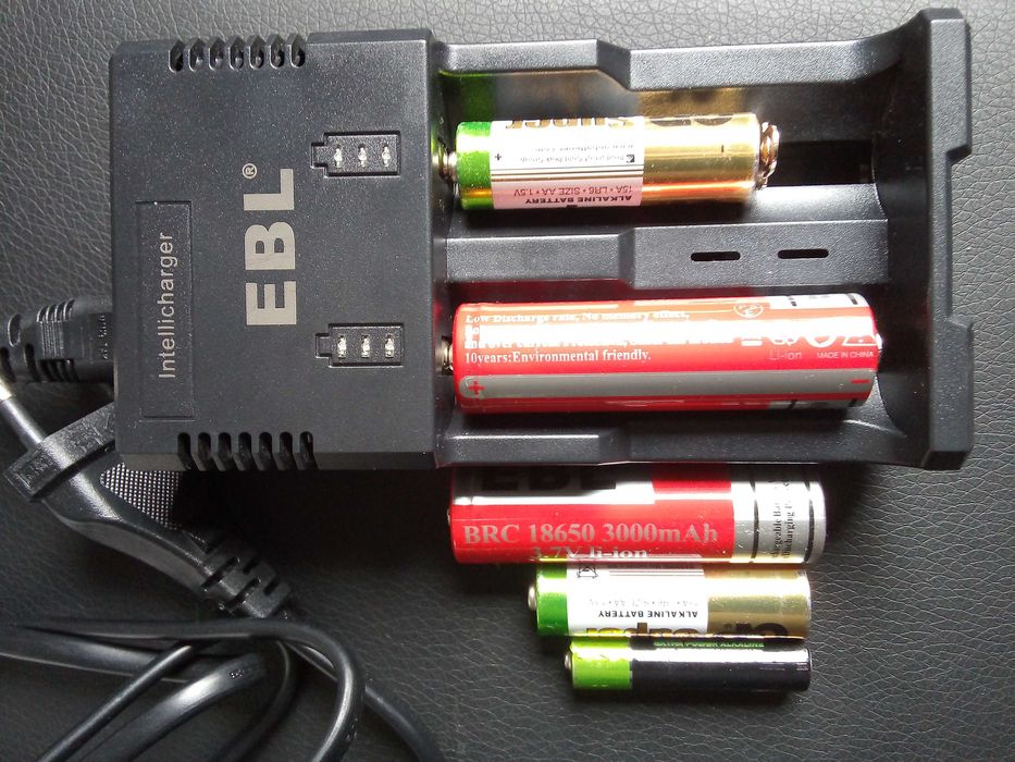 Ładowarka baterii i akumulatorków Aaa Aa