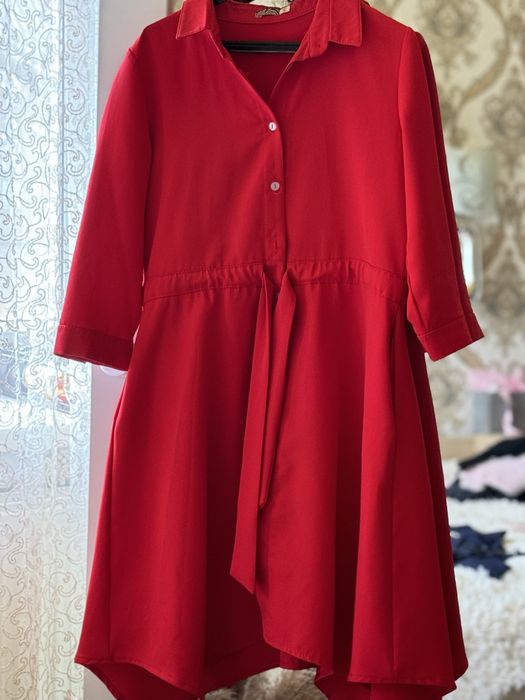Червона сукня з довгим рукавом, підкачується на гудзик