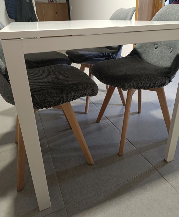 Vendo quatro  cadeiras em tecido cinza e uma mesa branca
