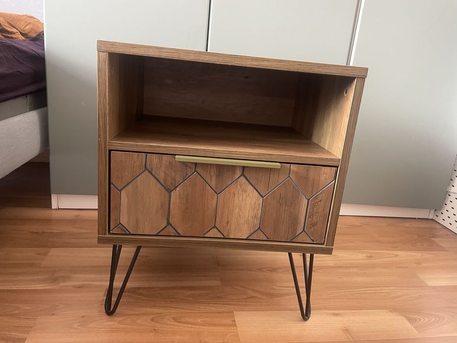 Mesa de cabeceira com gaveta