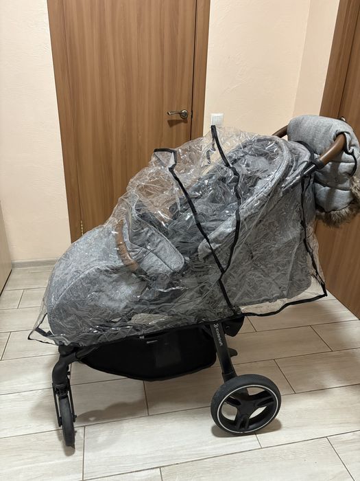 Прогулянкова дитяча коляска
