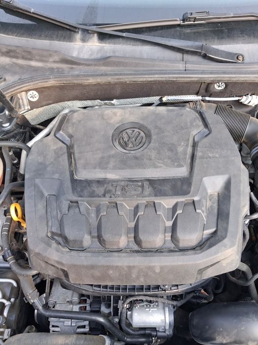 Декоративна кришка двигуна Volkswagen Passat 2.0 TSI 17-23 рік.