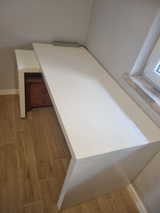 Secretária Malm com painel extraível