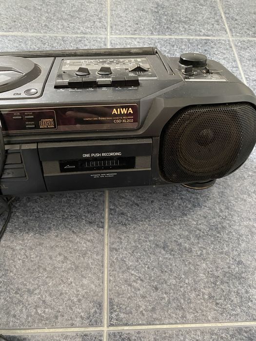 Radio antigo AIWA a funcionar