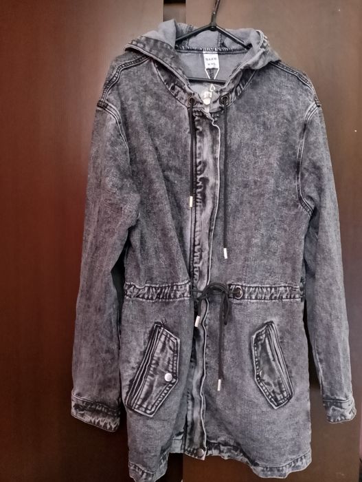 Katana jeansowa na suwak z kapturem