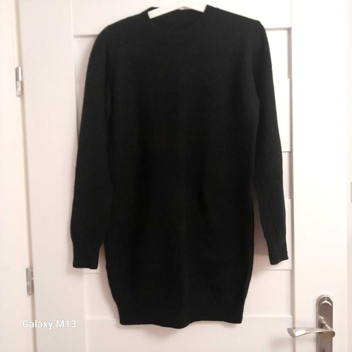 Czarny przedłużany sweter z pięknym wzorem na plecach