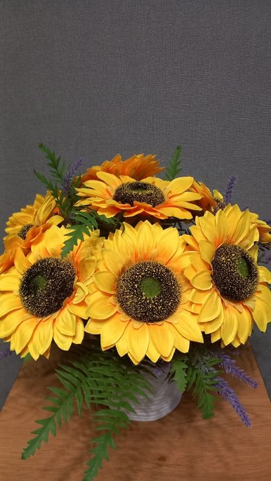 Композиція із штучних квітів