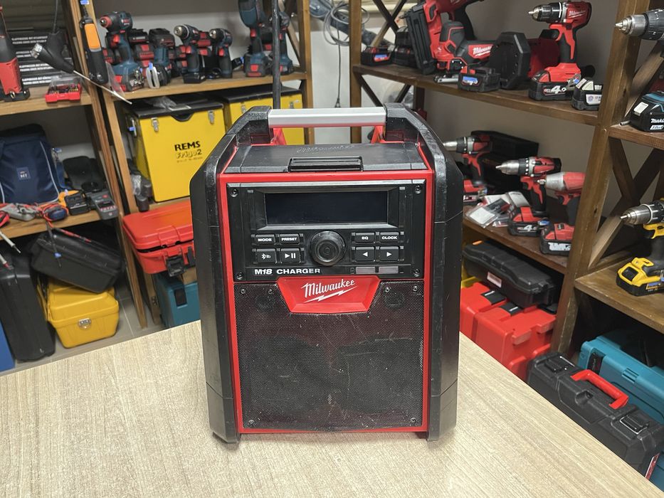 Milwaukee M18 RC / радіо-програвач + зарядний пристрій Мілвокі