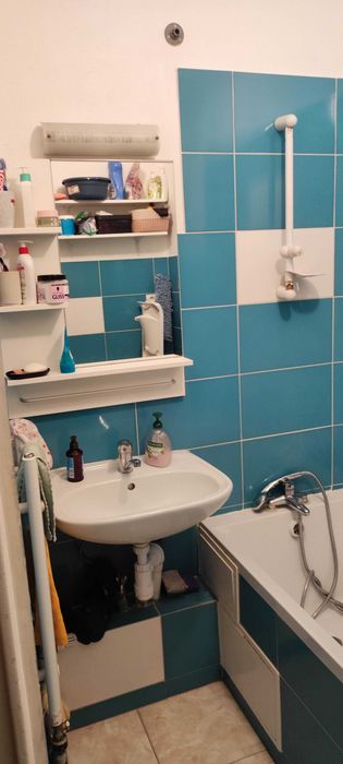 Pokój w mieszkaniu wyłącznie dla kobiet, 400 metrów od metra Stokłosy