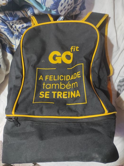 Mochila com bolsa embaixo