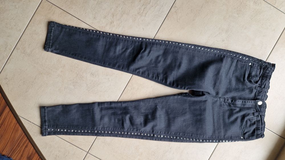 Spodnie jeansowe czarne z ozdobnymi nitami r.158