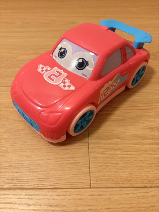 Auto z oczami i spojlerem