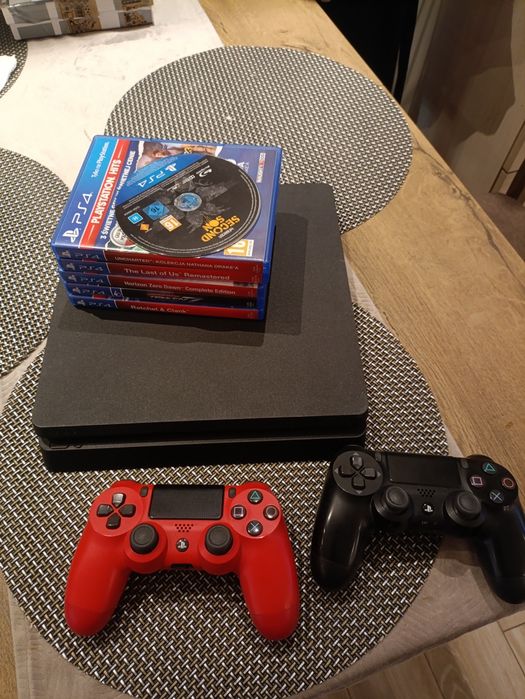 PS4 Slim + gry + 2 pady