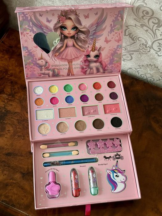 Набір дитячої косметики для макіяжу та манікюру, прикраси.