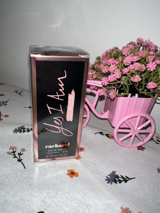 Cacharel Yes I am Glorious woda perfumowana kształt szminki