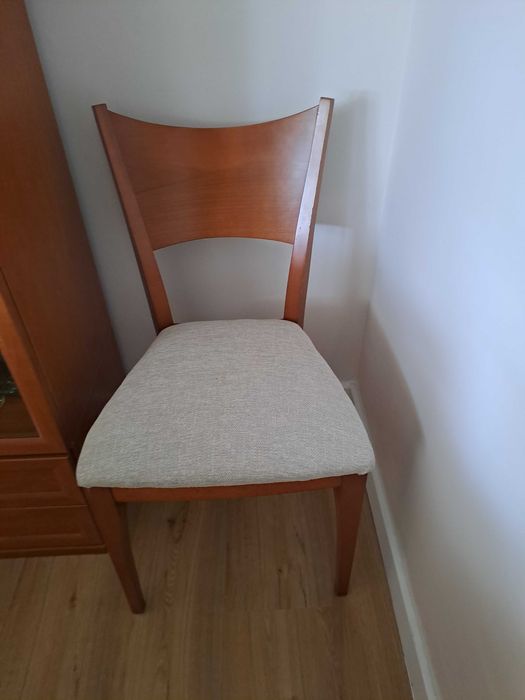 Cadeira de sala jantar em madeira