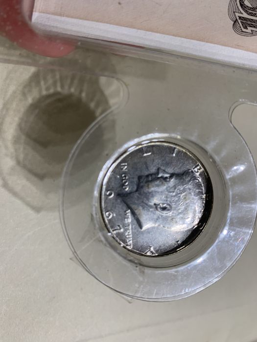 Moeda half dollar 1967 (Kennedy) e Nota Cien Intis, não circulado