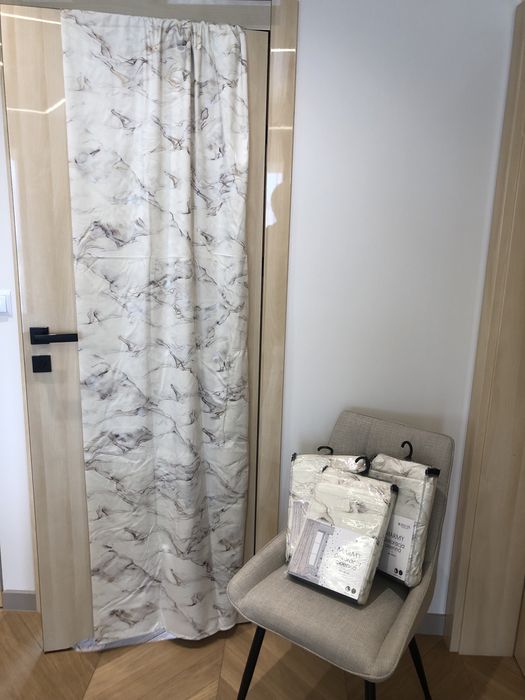 Zasłony kremowe welurowe marmurowe nowe na taśmie Spod igły i nitki 140x270