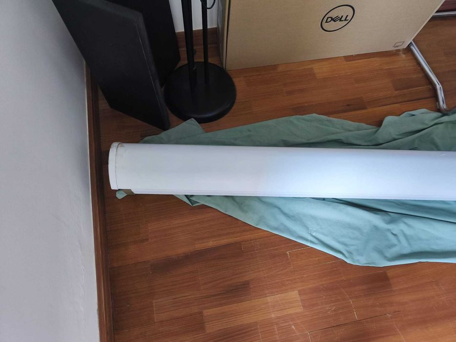 Toldo elétrico com cobertura e tecido beije às riscas