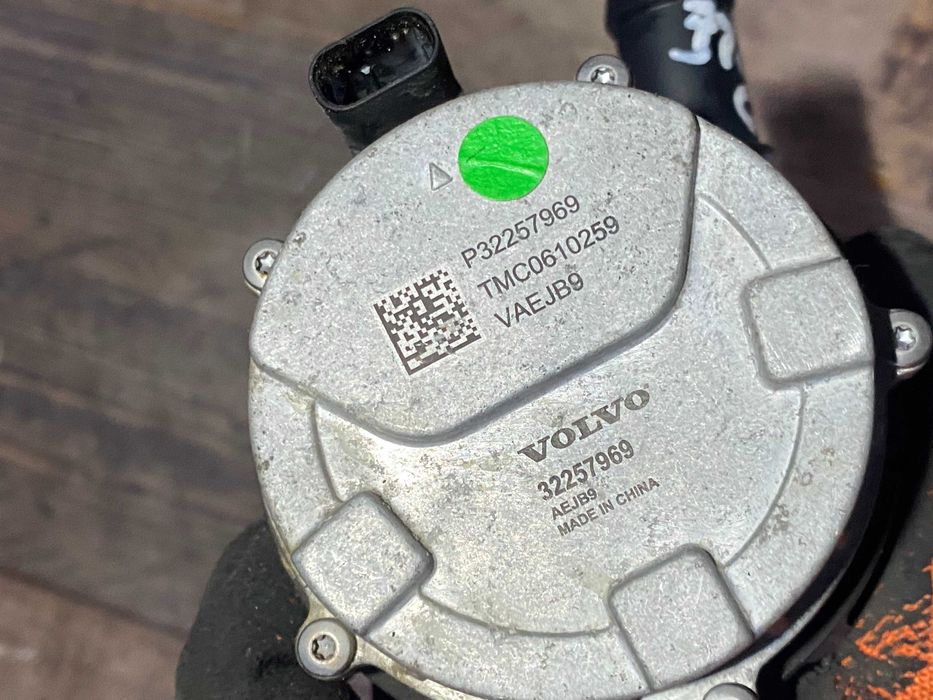 Помпа водяна насос охолодження батареї Polestar 2 Volvo XC40 C40 32257969