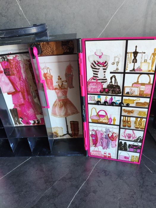 Plastikowa szafa dla lalek Barbie