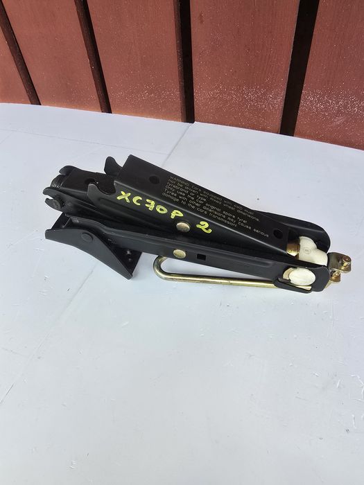 Lewarek podnośnik Volvo XC70II P2