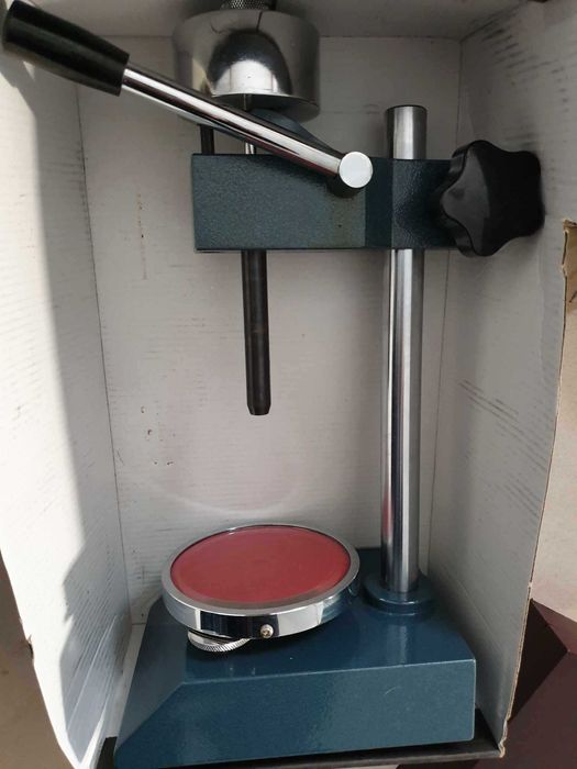 Durômetro mais suporte de bancada da marca Sauter