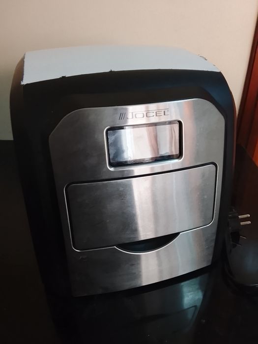 Máquina de gelo pouco usada